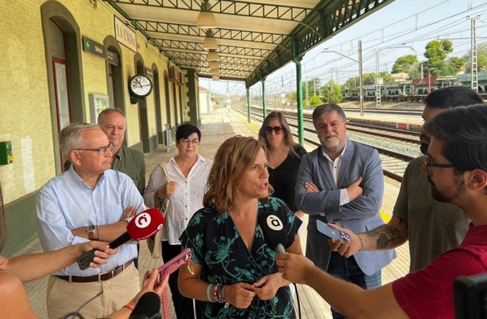 Lla delegada del Gobierno en la Comunitat Valenciana, Pilar Bernabé, y el comisionado del Gobierno para el desarrollo del Corredor Mediterráneo, Josep Vicent Boira, analizan los avances de las obras del Corredor Mediterráneo