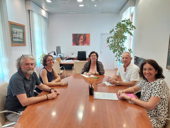 La consellera de Familias y Asuntos Sociales, Catalina Cirer, reunida con el presidente de Médicos del Mundo, Xavier Mesquida, y la coordinadora autonómica de la ONG, Belén Matesanz.