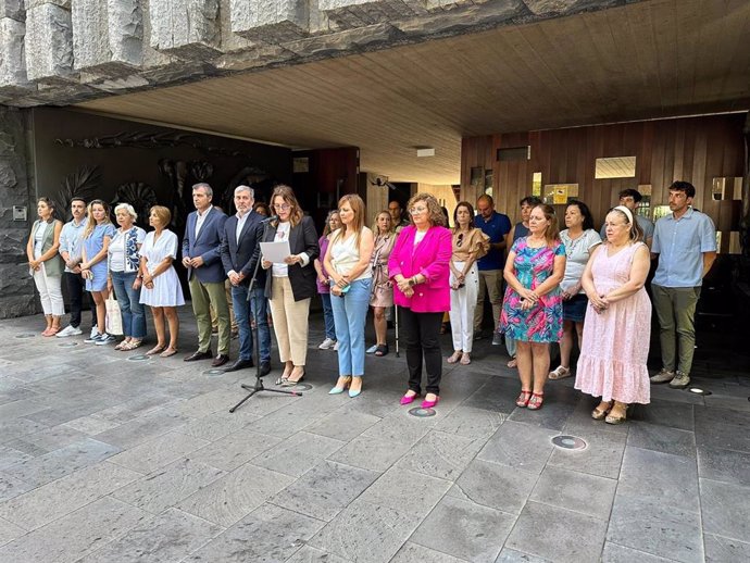 El presidente de Canarias, Fernando Clavijo, ha presidido el acto de rechazo y "firme" condena por el asesinato machista de una mujer de 91 años, asesinada ayer martes supuestamente por su marido de 92 años, en la localidad de Valle de Guerra