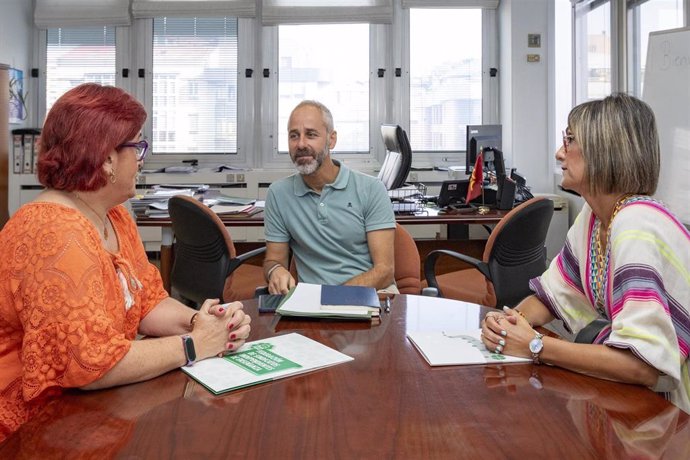 El consejero de Educación, Formación Profesional y Universidades, Sergio Silva, mantiene un encuentro con la Federación Sindicatos Independientes de Enseñanza.