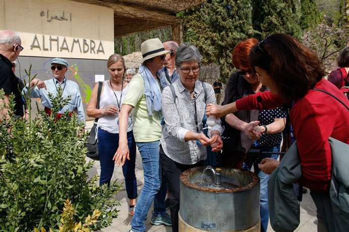 Archivo - Turistas en los accesos de la Alhambra, en imagen de archivo