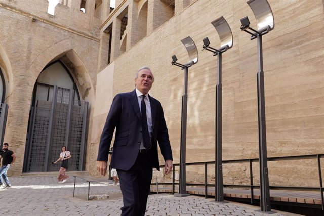 El candidato del PP a la Presidencia de Aragón, Jorge Azcón, llega a las Cortes de Aragón.