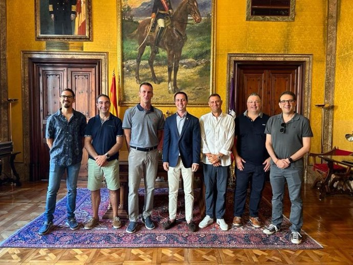 El presidente del Consell de Mallorca, Lloren Galmés, junto al presidente de Pimem, Jordi Mora, y miembros de la nueva ejecutiva de la Federación.