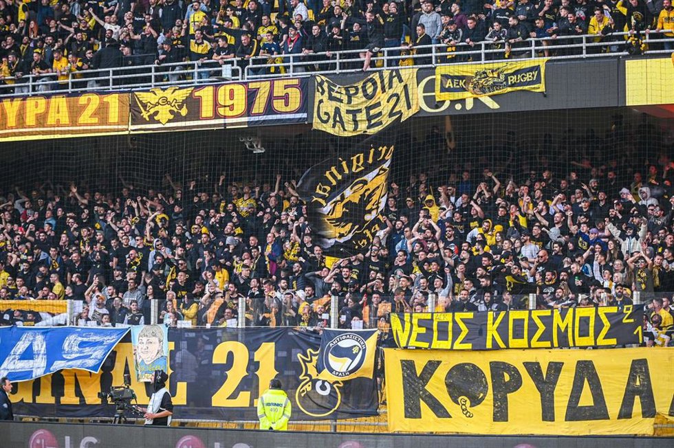 Archivo - Aficionados del AEK de Atenas (archivo).