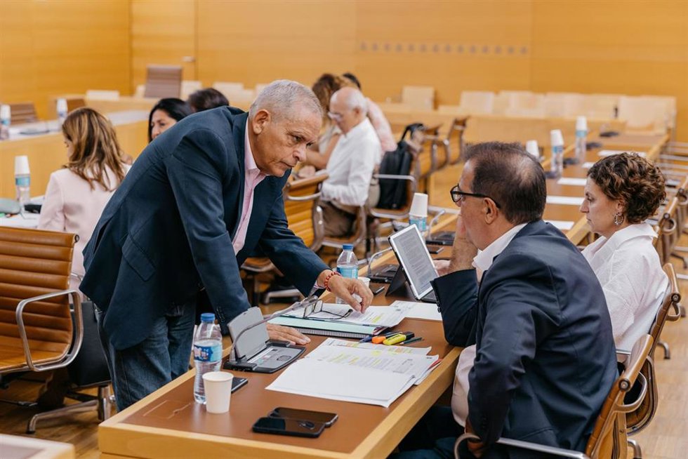El consejero del área de Empleo y Educación, Efraín Medina, durante la celebración del Consejo de Gobierno del Cabildo de Tenerife