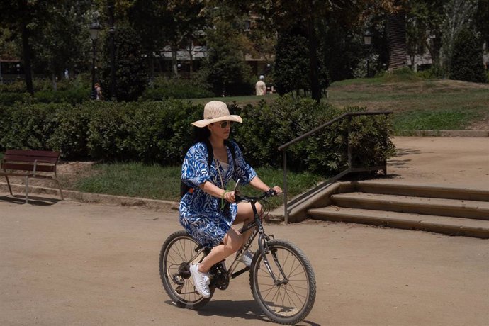 Una persona en bicicleta en el parque de la Ciudadela, a 18 de julio de 2023, en Barcelona, Catalunya (España). Trece comunidades continúan hoy en alerta por temperaturas muy altas, con especial incidencia en Aragón, Catalunya y en las Islas Baleares, d