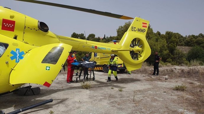 Herido tras precipitarse desde un poste de telefonía en Chinchón trasladado en helicóptero al 21 de Octubre