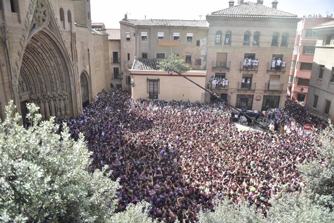 Cientos de personas frente al balcón del Ayuntamiento de Huesca durante el lanzamiento del cohete anunciador de las Fiestas de San Lorenzo 2023
