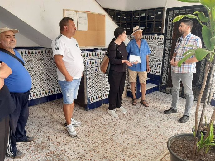 El concejal Ismal Sánchez visita una vivienda en la calle Jilgueros en el barrio de Los Pajaritos (Sevilla).