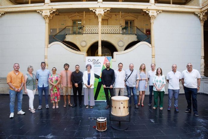 La consejera Esnaola junto con los comisarios artísticos de la exposición y por representantes de la Dirección General de Cultura - Institución Príncipe de Viana, de ayuntamientos y de entidades participantes