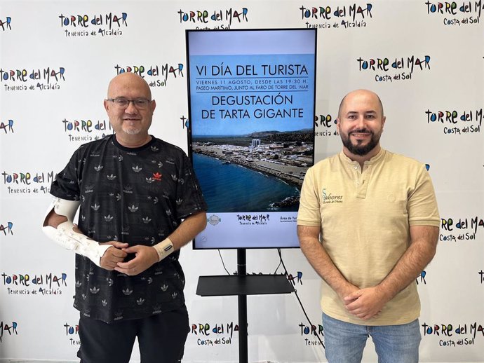 El teniente de alcalde de Torre del Mar y concejal de Turismo de Vélez-Málaga, Jesús Atencia; y el chef torreño de la Escuela de Cocina Sabores, Roberto Soler, durante la presentación del Día del Turista