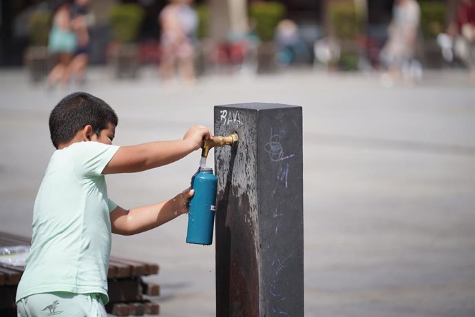 Un niño llena una botella de agua en una fuente, a 9 de agosto de 2023, en Vitoria Gasteiz, Álava, País Vasco (España). Euskadi permanece hoy en alerta naranja por calor extremo que tornará a alerta roja entre las 15 y las 18 horas. Justo en ese tramo h
