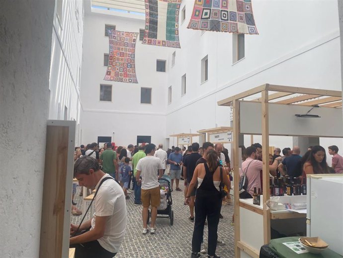Archivo - El público entre los stands de las cerveceras en el Hospital -Centro Vivo de Badajoz, en la edición de 2022.