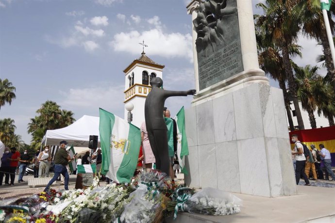 Archivo - Imagen de archivo de la ofrenda floral al monumento a Blas Infante, acto que organiza la Fundación Blas Infante cada 10 de agosto.
