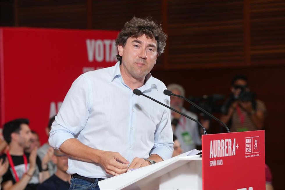 El secretario general del PSE-EE, Eneko Andueza, durante un acto electoral