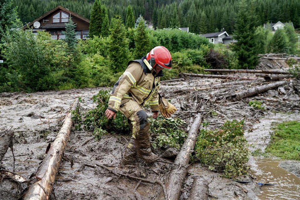 Un bombero trabaja en una zona anegada en Reinsvoll, Noruega