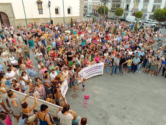 Multitud de vecinos de Villanueva de Córdoba se concentran para condenar el asesinato machista en Pozoblanco