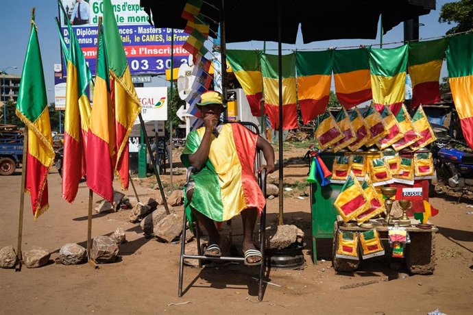 Archivo - Un puesto con banderas de Malí