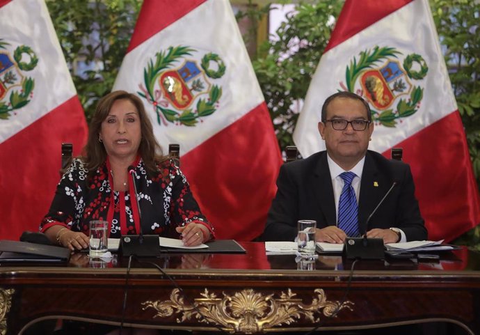 Archivo - La presidenta de Perú, Dina Boluarte, y el primer ministro, Alberto Otárola