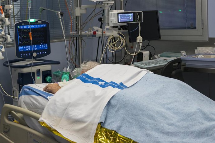 Archivo - Arxivo - Un pacient ingressat en l'Unitat de Vigilncia intensiva (UCI) per a malalts de coronavirus de l'Hospital Universitari Dr. Josep Trueta de Girona, Catalunya (Espanya)