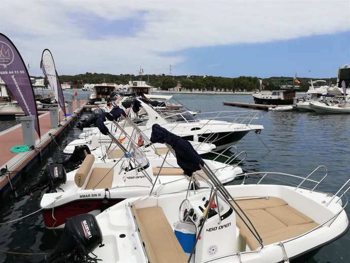 Archivo - Embarcaciones de recreo amarradas en el puerto de Mahón.