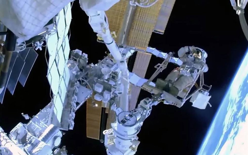El cosmonauta ruso Sergey Prokopyev ajusta su visor mientras prueba una estación de trabajo portátil al final del brazo robótico europeo fuera del segmento ruso de la ISS