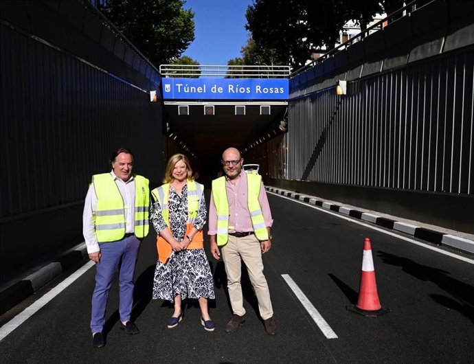 García Romero, Fernández y González en la entrada del túnel de Ríos Rosas