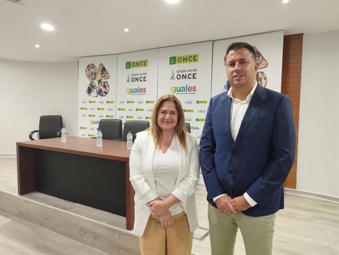 La delegada de la ONCE en Asturias, Yobanka Cuervo, y por el vicepresidente del Consejo Territorial, Diego García.