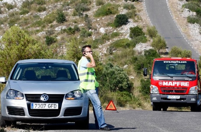 Archivo - Imagen de una persona pidiendo asistencia en carretera.