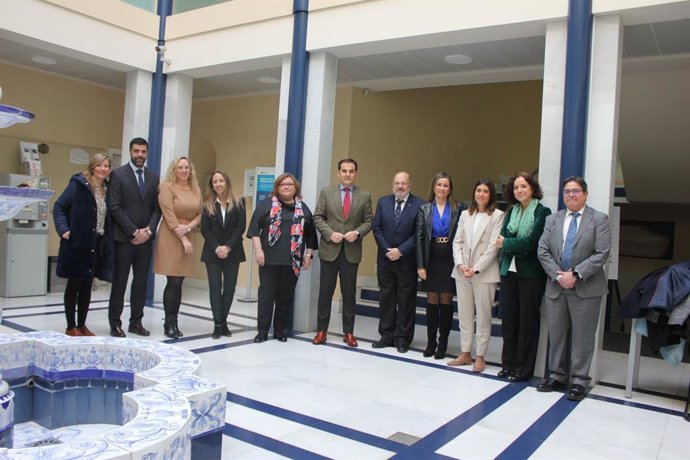 El consejero de Justicia, José Antonio Nieto (centro), en una reunión con el Colegio de Abogados Córdoba.