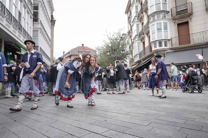 Archivo - Dos 'neskas' posan con el traje típico de Vitoria durante el día grande de las fiestas de 'La Blanca'
