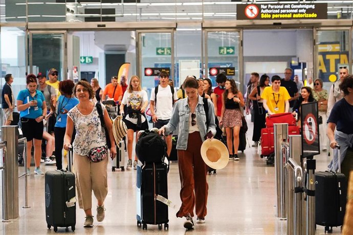 Cientos de personas a su llegada al aeropuerto de Málaga Costa del Sol en una foto de archivo. 