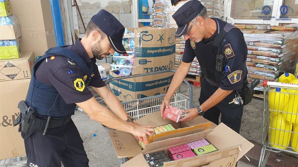 La Policía decomisa 8.615 vapeadores manipulados en Crevillent