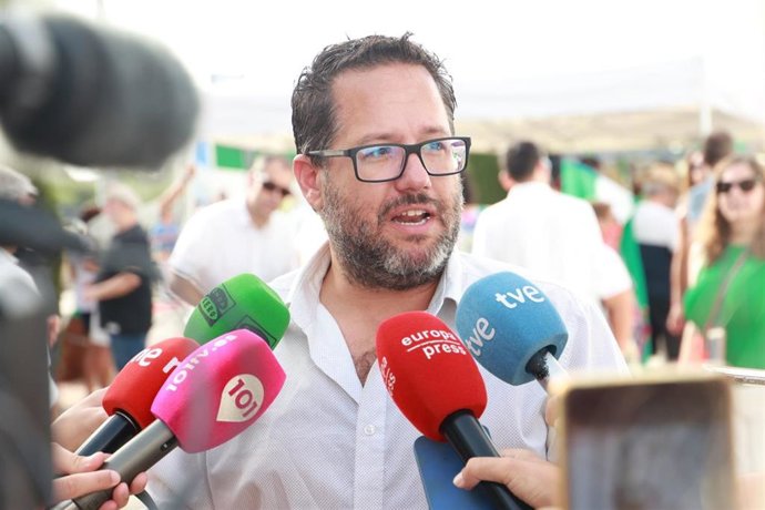 El portavoz parlamentario de Adelante Andalucía, José Ignacio García, este jueves en declaraciones a los medios de comunicación en el acto por el 87 aniversario del fusilamiento de Blas Infante.
