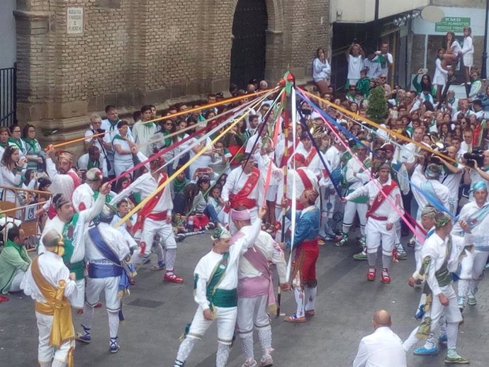 Archivo - Danzantes en las Fiestas de San Lorenzo, Huesca