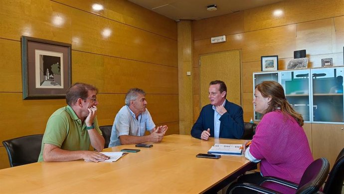 El consejero de Medio Rural y Política Agraria, Marcelino Marcos Líndez, ha mantenido esta mañana una reunión con el presidente y el gerente de la Red Asturiana de Desarrollo Rural (Reader), Belarmino Fernández y Juan Lázaro, respectivamente.