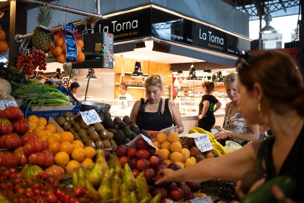 Archivo - Una persona compra en el mercado de la Boquería, a 4 de julio de 2023, en Barcelona, Catalunya (España). Las rebajas del IVA a alimentos básicos y a la energía aprobadas por el Ejecutivo para hacer frente a las consecuencias económicas de la g