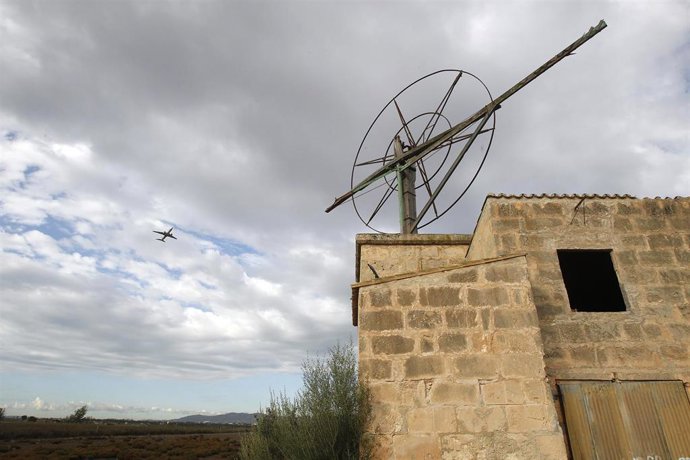Archivo - Un avión vuela sobre el aeropuerto de Palma, a 8 de noviembre de 2021, en Palma de Mallorca, Mallorca, Islas Baleares (España).