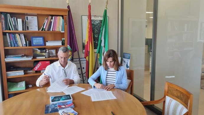 La concejala delegada de Sostenibilidad Ambiental, Penélope Gómez, y el presidente de la Fundación Aula del Mar Mediterráneo, Juan Antonio López,  en la firma de un acuerdo