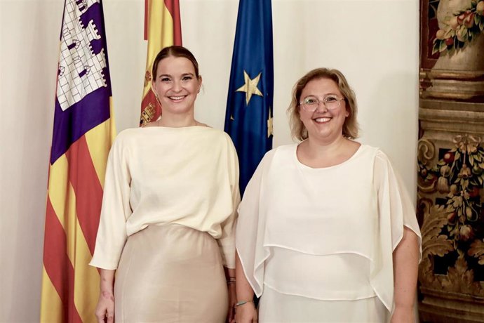 La presidenta del Govern, Marga Prohens, y la alcaldesa de Llucmajor, Francina Lascolas