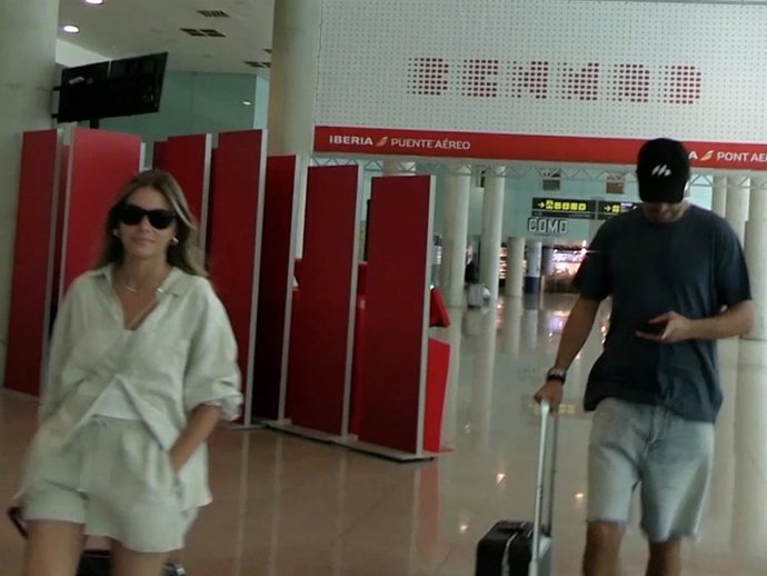 Clara Chía y Gerard Piqué, en el aeropuerto de Barcelona