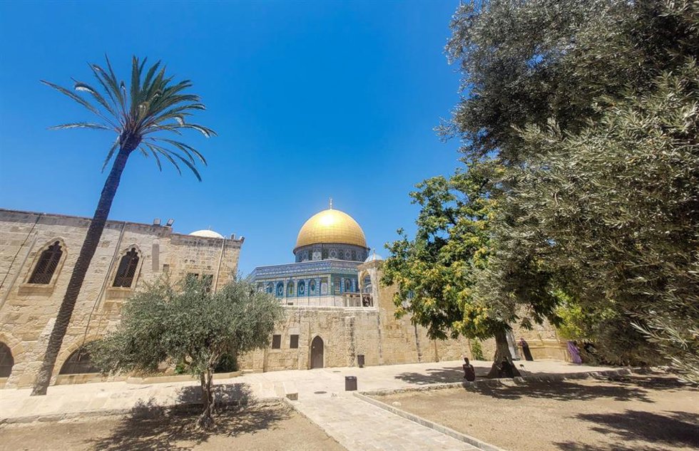 Palestinos caminan frente a la Cúpula de la Roca en el complejo de la mezquita de Al Aqsa, en Jerusalén