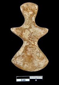 Hallado un ídolo cruciforme de principios del III milenio antes de nuestra era en las excavaciones de Bedmar (Jaén)