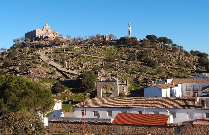 Archivo - Vista del Santuario de la Virgen de la Cabeza desde el poblado