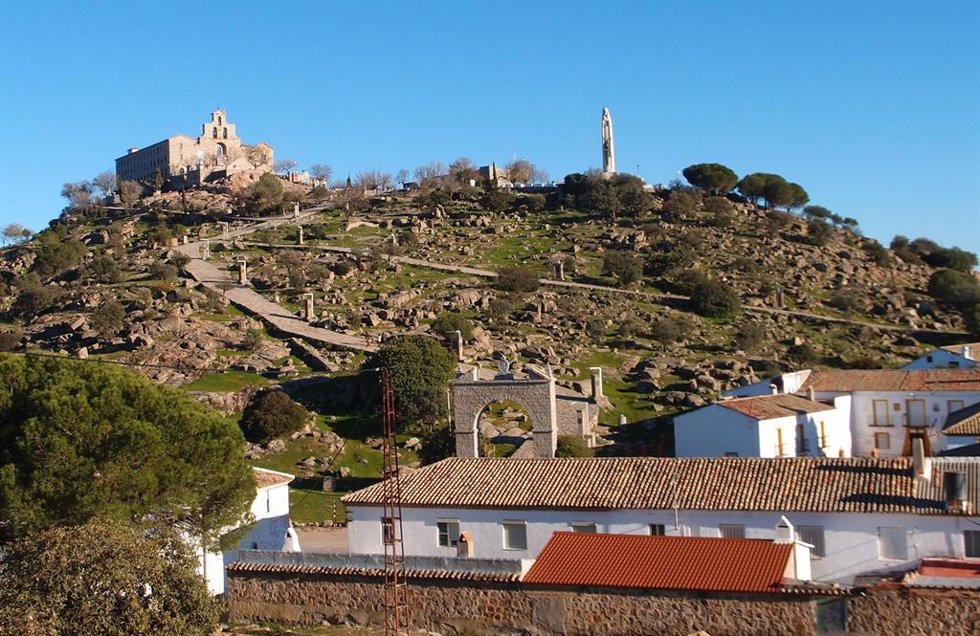Archivo - Vista del Santuario de la Virgen de la Cabeza desde el poblado