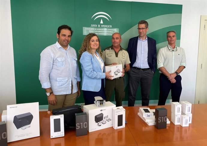 Entrega de los drones para el dispositivo de Seguimiento y Conservación del Aguilucho Cenizo (Cyrcus pygargus) en la provincia de Huelva.