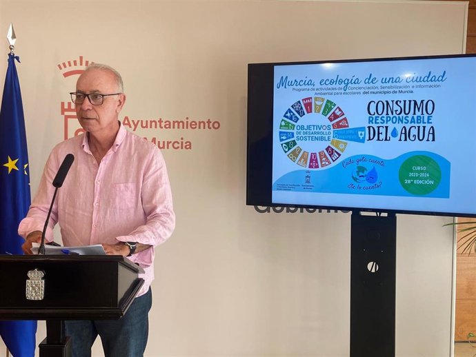 El concejal de Planificación Urbanística, Huerta y Medio Ambiente, Antonio Navarro Corchón, informa sobre los programas de educación ambiental diseñados por el Ayuntamiento de Murcia