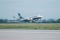 Un policía que viajaba en un avión con destino a Sevilla detiene a un pasajero por acosar y amenazar a otros turistas