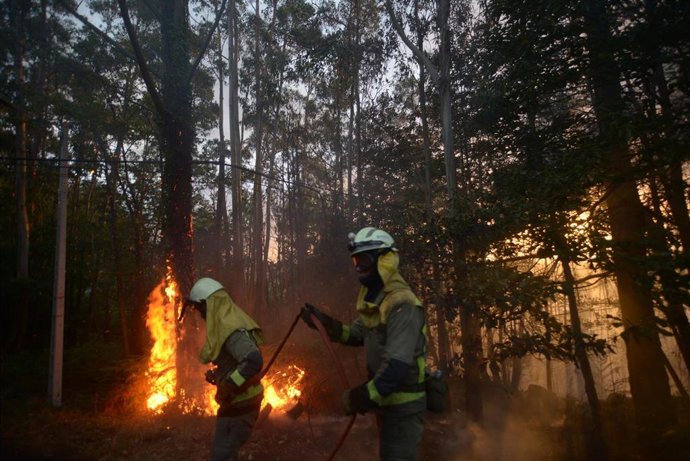 Bomberos trabajan para extinguir el fuego, a 9 de agosto de 2023, en Suevos, Arteixo, A Coruña, Galicia (España). Se ha iniciado el segundo incendio en menos de tres días en la parroquia de Suevos. Los bomberos del parque comarcal de Arteixo han activad