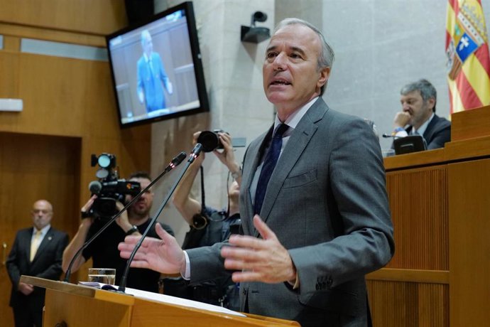 El candidato del PP a la Presidencia de Aragón, Jorge Azcón, durante el Pleno de las Cortes de Aragón.